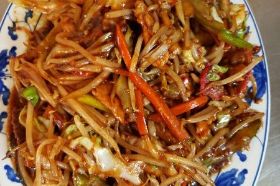 Cantonese Chowmein that is a stir fry of a choice of protein, celery, carrots, onions, cabbage, and bean sprouts, served over Peking Crispy Noodles. *THESE ARE NOT SOFT NOODLES*